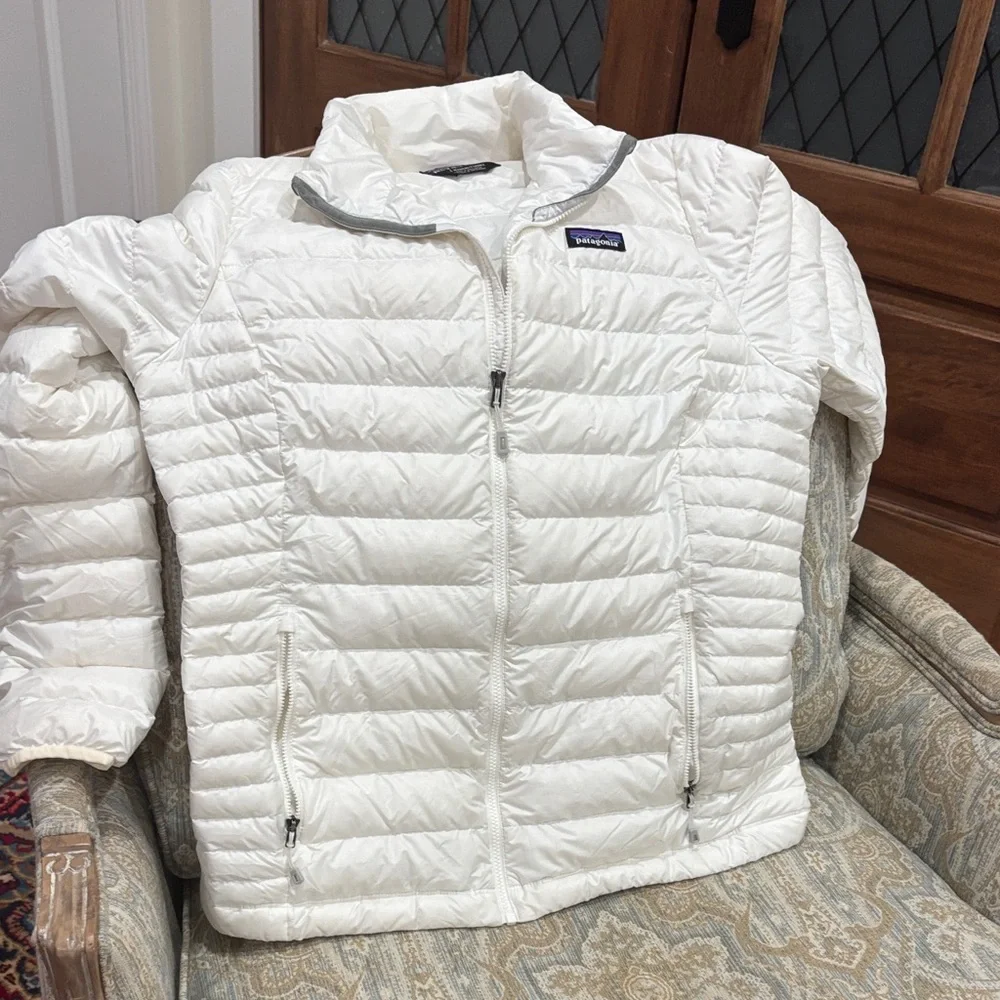 Patagonia Women's White Puffer Jacket - Picture 6 of 6